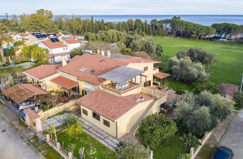 Torre di Bari Apartment | Holiday Apartment "Mansarda Monda" with Ventilators, Terrace & Sea View