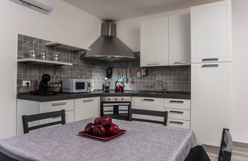 Sarroch Apartment | Holiday Apartment "Villa Farfalle" with A/C and Garden