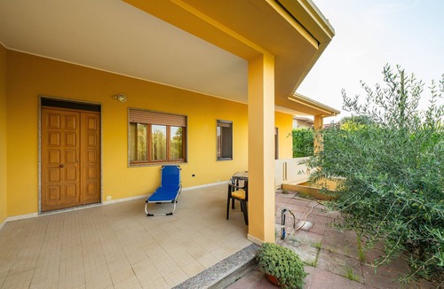 San Giovanni Suergiu House | Holiday Home 'San Giovanni' with Private Terrace, Wi-Fi and Air Conditioning