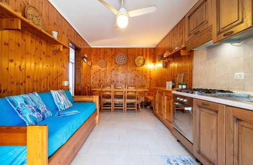 Lu Bagnu House | Holiday Home 'A due passi dal Mare' with Sea View, Private Terrace & Wi-Fi
