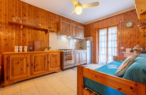 Lu Bagnu House | Holiday Home 'A due passi dal Mare' with Sea View, Private Terrace & Wi-Fi