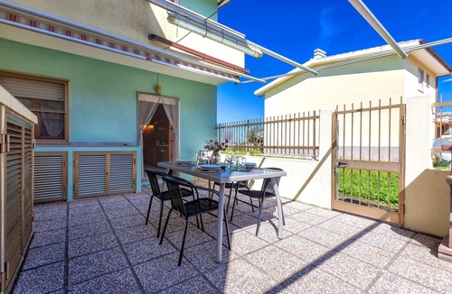 Lu Bagnu House | Holiday Home 'A due passi dal Mare' with Sea View, Private Terrace & Wi-Fi