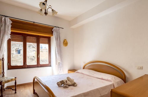 Tertenia House | Holiday Home 'Casa Luisa' close to Historic Centre with Balcony & Wi-Fi