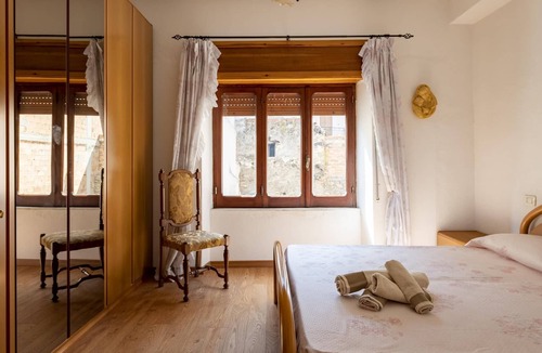 Tertenia House | Holiday Home 'Casa Luisa' close to Historic Centre with Balcony & Wi-Fi