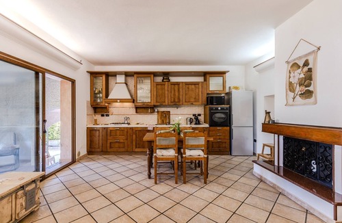 Maddalenedda House | Holiday Home 'Charme' at La Maddalena Spiaggia with Garden and BBQ
