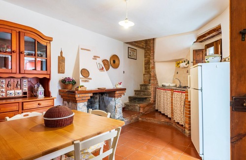 Baunei House | Holiday Home 'Il Borgo - Casa Ottocentesca' with Mountain View, Private Terrace and Wi-Fi
