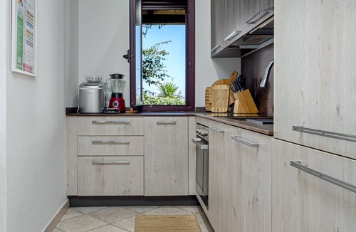 San Teodoro House | Holiday Home 'Il Carrubbo' with Mountain View, Private Terrace and Air Conditioning