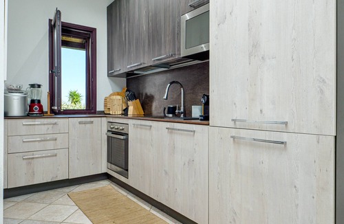 San Teodoro House | Holiday Home 'Il Carrubbo' with Mountain View, Private Terrace and Air Conditioning