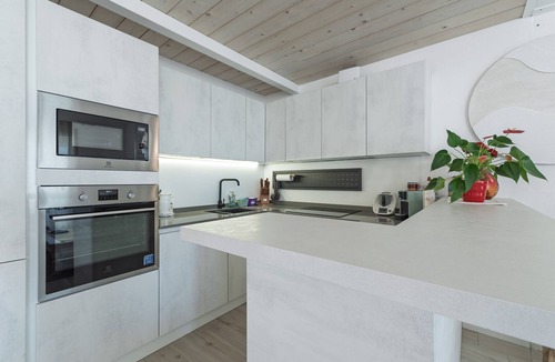 Palau House | Holiday Home 'Il Gabbiano Royal Luxury' with Pool View, Wi-Fi & Air Conditioning