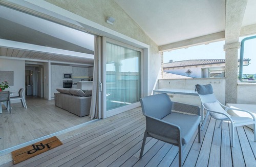 Palau House | Holiday Home 'Il Gabbiano Royal Luxury' with Pool View, Wi-Fi & Air Conditioning