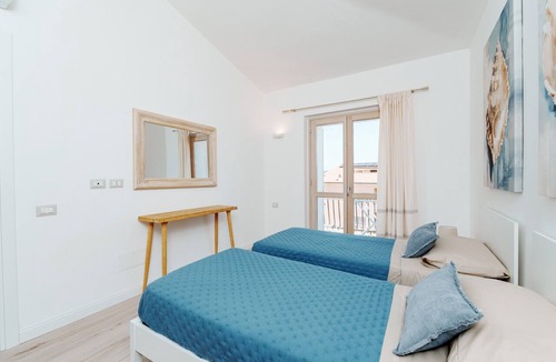 Palau House | Holiday Home 'Il Gabbiano Royal Luxury' with Pool View, Wi-Fi & Air Conditioning