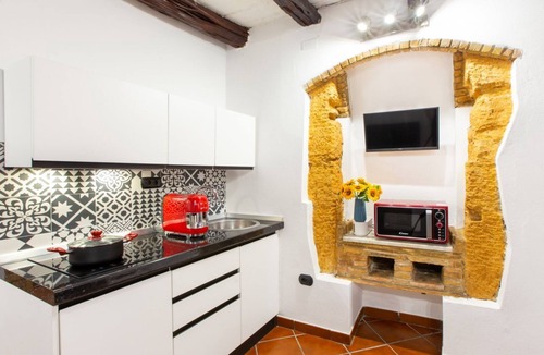 Historic Castle District Apartment | Holiday Home Il Portagioie