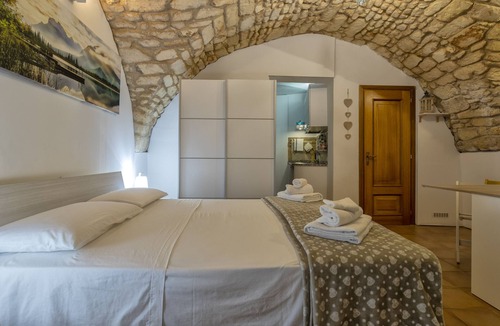 Sassari Apartment | Holiday Home "La Casetta di Pietra" with A/C and Wi-Fi