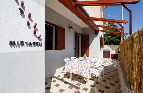 Luddui House | Holiday Home "mirtagru Casa dell'Olivastro" with Private Terrace and Wi-Fi