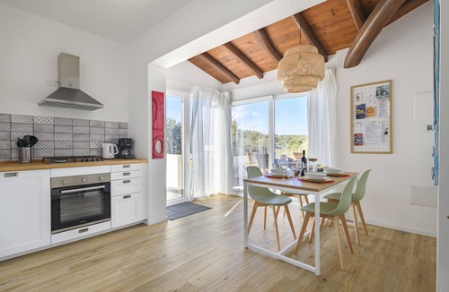 Torre di Bari House | Holiday Home 'Naked House' with Mountain View, Wi-Fi and Air Conditioning