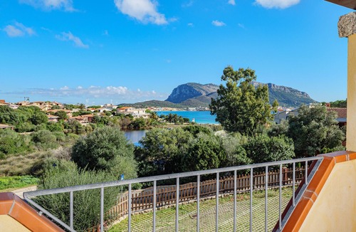 Baia Caddinas House | Holiday Home 'Orizzonti 34' with Sea View, Private Terrace and Air Conditioning