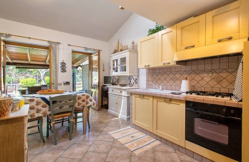 La Pelosa House | Holiday Home 'Stintino La Pelosa' with Private Terrace, Wi-Fi and Air Conditioning