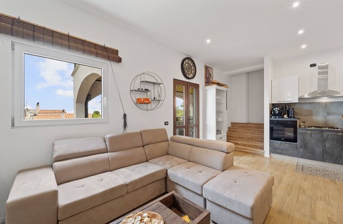 Sarroch House | Holiday Home "Villa Matteo Suite" with Sea View, Shared Pool and Wi-Fi