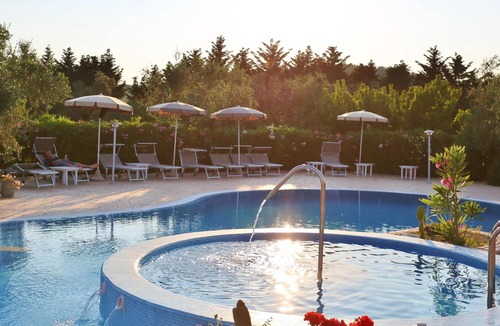 Chiesiola Apartment | Homerez - Appartement for 4 ppl. with shared pool, jacuzzi and garden at Vieste