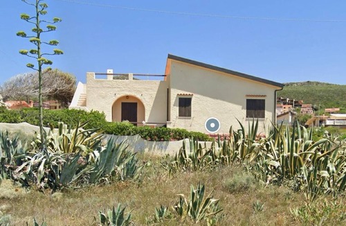 Porto Alabe House | House by the sea - just a few steps to the beach, with garden & terrace