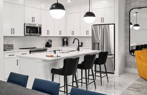 Florida Center House | Ivan's Islet | Unique Villa w Luxe Suites, Theme BR, Huge LR/DR - Near Universal