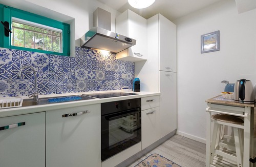La Pietraia Apartment | 'La Sorrera De Mar Casa Vacanze' Apartment with Shared Garden and Air Conditioning