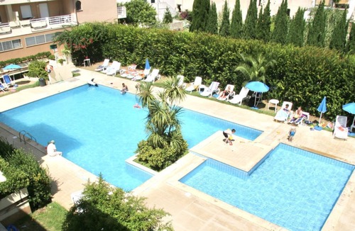 Lido Apartment | Le Residenze Buganvillea is situated on the north-west coast of Sardinia, about 1 km from the centre of Alghero, on the seafront in front of the town beach.Alghero, which can be reached in a few minutes by bicycle or by regular bus service, has a lively