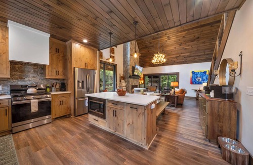 Banner Elk Cabin | Legacy Springs at Eagles Nest - hot tub, pet friendly
