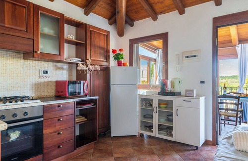 Torre di Bari Apartment | Loredana Holiday Home. Cozy apartment a 5-minute walk from the sea.