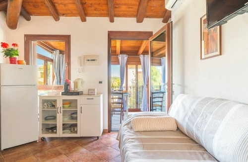 Torre di Bari Apartment | Loredana Holiday Home. Cozy apartment a 5-minute walk from the sea.