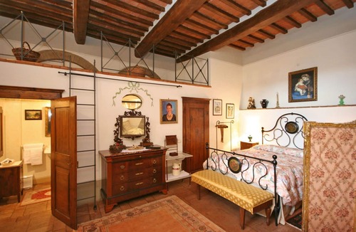 Cortona Old Town Apartment | Lovely apartment for 3 people with hot tub, WIFI and TV