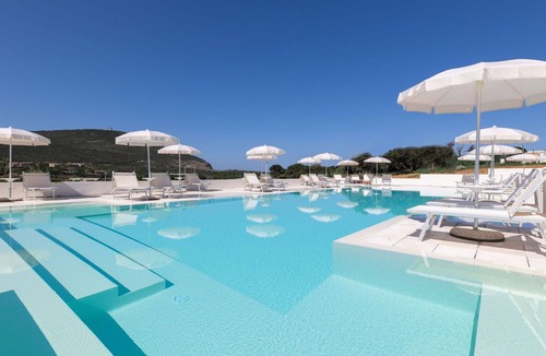 La Pelosa Apartment | Lovely apartment for 4 guests with WIFI, A/C, pool, TV, terrace and pets allowed