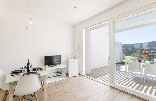 La Pelosa Apartment | Lovely apartment for 4 guests with WIFI, A/C, pool, TV, terrace and pets allowed