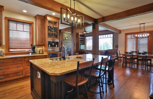 Big White Ski Resort Ski Chalet | Luxury Chalet! A True Ski In/Out! 5 Minute Walk to the Village! Feels Like Home!