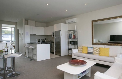 Nukuhau Cottage | Marinaside Villa - Taupo Holiday Apartment