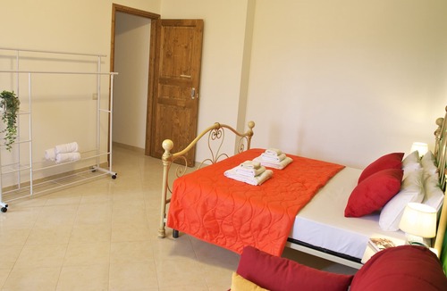 Olmedo House | Menhir - room 5 - One Bedroom Guest House, Sleeps 4