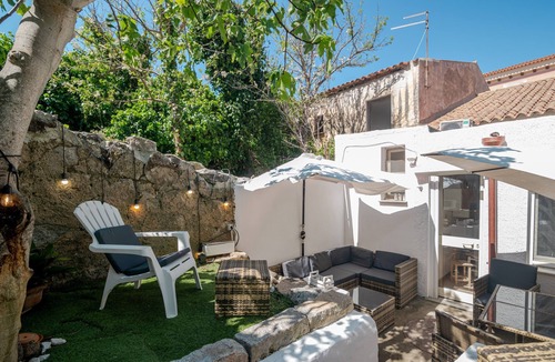 Santa Teresa di Gallura House | Mia House Vacation Home – 3 Bedrooms, Private Courtyard, Near the Sea