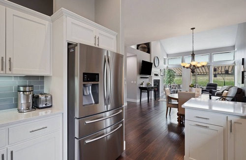 Redmond House | Modern and Light! EV Charger, Pet Friendly, Community Hot Tub & Pool, Lakeside Sports Center, AC