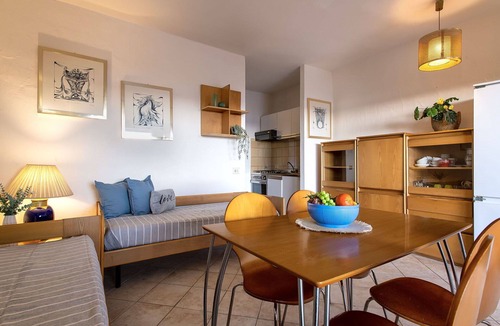 Golfo di Marinella Apartment | Nice apartment for 6 guests with A/C, pool, TV, terrace and pets allowed