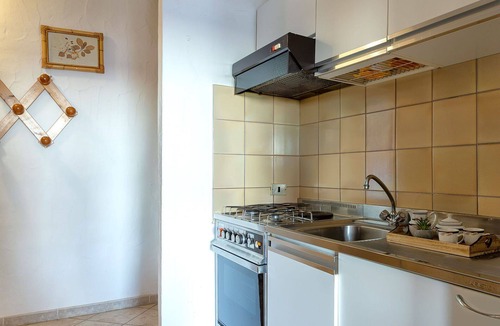 Golfo di Marinella Apartment | Nice apartment for 6 guests with A/C, pool, TV, terrace and pets allowed