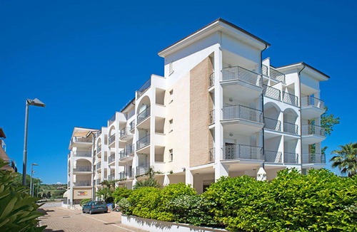 Tortoreto Lido Apartment | Nice apartment for 4 guests with pool, WIFI, A/C, TV, terrace and pets allowed
