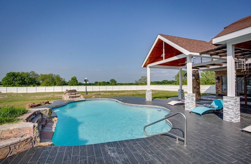 Commerce Villa | Outdoor Pool & Lake: Massive Texas Ranch Villa!