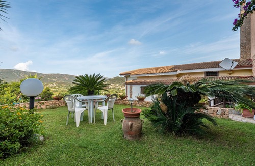 Chia House | Peaceful Apartment "Chia Grande" Close to Beach with Sea View & Garden