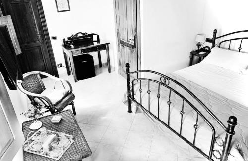 Laconi Bed & Breakfast | Prestige Room- Salotto Interno- Frigobar- Esperienze Esclusive nel Territorio - Tutti i confort