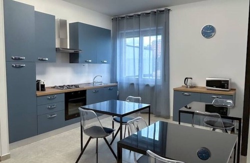 Campobasso Apartment | Puzzle Rooms - Orange Room