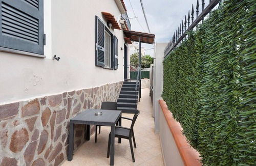 Arco Felice Apartment | Quadruple Room Dell'Arco Romano with Private Terrace, Wi-Fi & Air Conditioning
