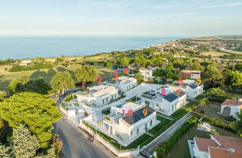 Villaggio Taunus Apartment | Ref. VM7 Summer Rental – Two Bedroom apartment with sea view, terrace and jacuzzi