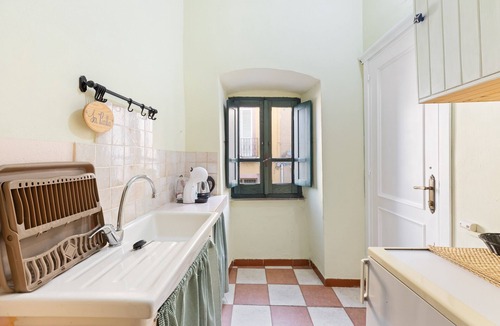 Bosa Historic Centre Apartment | Romeo & Giulietta Rooms: double room in historic Bosa