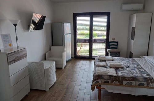 Girasole House | Room 'Camera Matrimoniale Giorgio' with Balcony, Wi-Fi and Air Conditioning