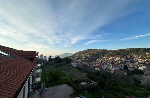 Piazza-Tralia-Pendolo Apartment | Room 'Camera Sentieri Con Vista Vesuvio' with Mountain View, Wi-Fi and Air Conditioning